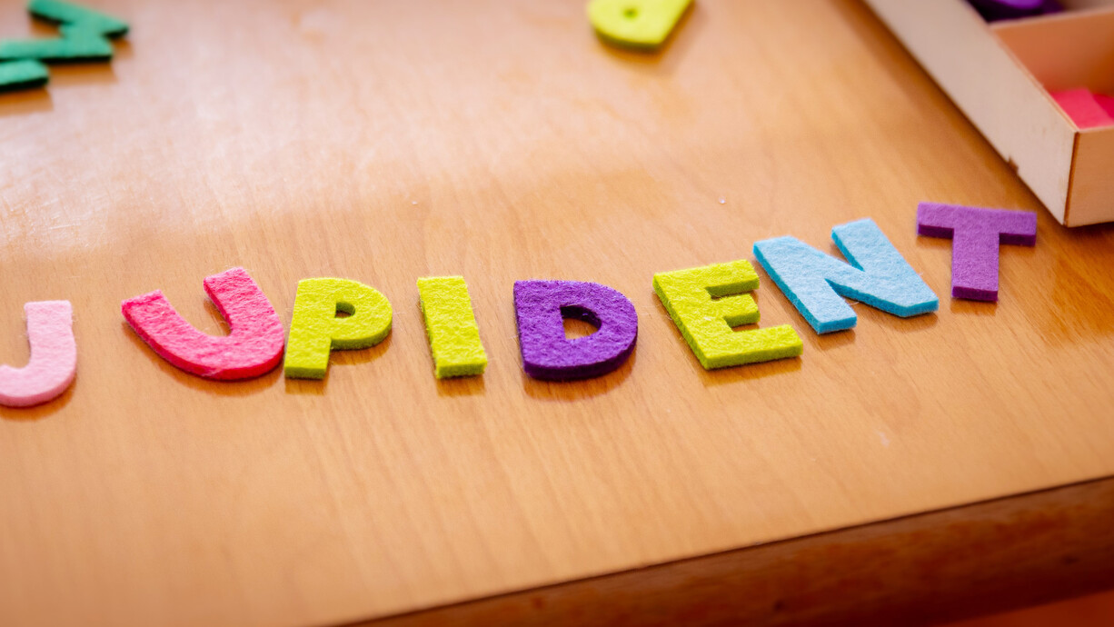 Schriftzug Jupident mit bunten Buchstaben gelegt