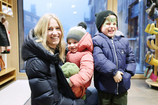 Mama mit ihren 2 Kleinkindern beim Abholen in der JUKI